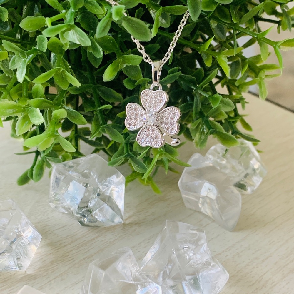 New!! Clover leaves 🍀 Necklace